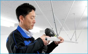 カーテンレールを設置しているようす