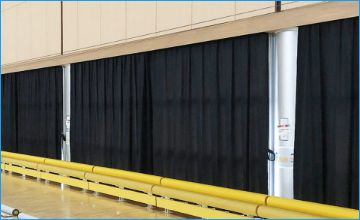 体育館に設置された遮光カーテン