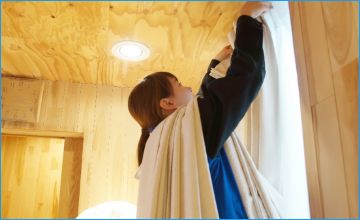 カーテンレールを設置しているようす